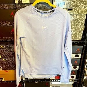 NEW Nike Running Thermal Dri-FIT sz.M MEASUREMENTS: Bust- 18", Sleeve- 20.5"